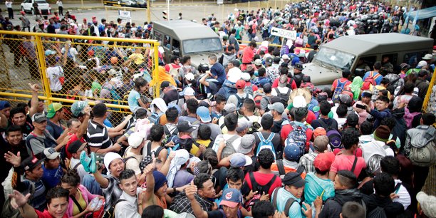 Un convoi de migrants honduriens bloque a la frontiere mexicaine[reuters.com]