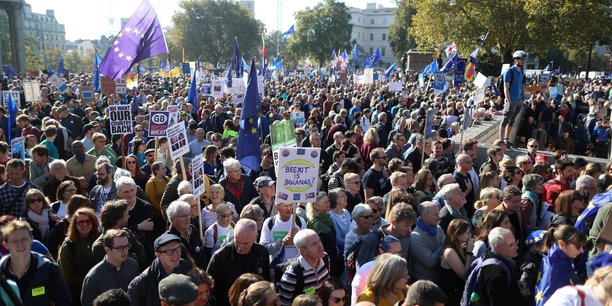 Près de 700.000 personnes ont manifesté à Londres pour réclamer un référendum sur l'accord final sur le Brexit.