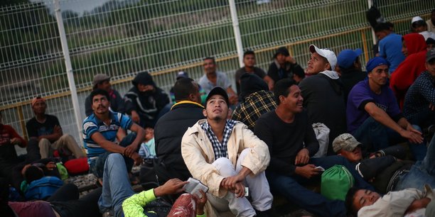 Des migrants honduriens, bloques a la frontiere mexicaine, font demi-tour[reuters.com]