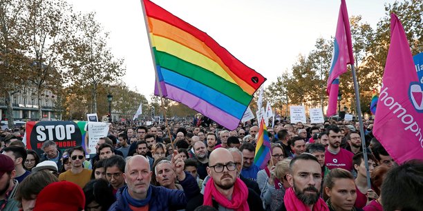 Environ 3.000 personnes rassemblees a paris contre l'homophobie[reuters.com]