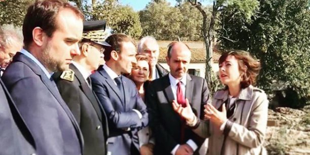 Emmanuel Macron, aux côtés de la présidente de Région Carole Delga et des autres élus locaux, lors du déplacement dans l'Aude du chef de l'État