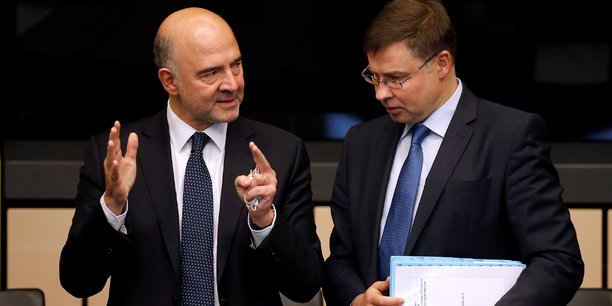 L'Italie dispose maintenant de trois semaines pour présenter un budget révisé. Ici, Pierre Moscovici, le commissaire européen aux Affaires économique au côté de Valdis Dombrovskis, vice-président de l'exécutif européen.
