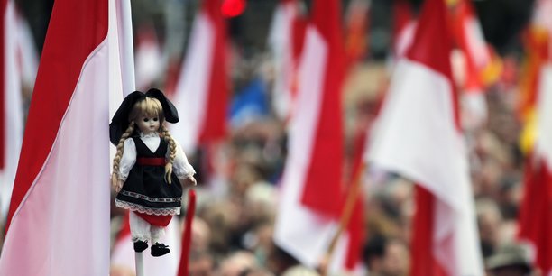 Une poupée vêtue d'un costume traditionnel alsacien est suspendue à un drapeau lors d'une manifestation pour protester contre le projet d'unification des régions d'Alsace, de Lorraine et de Champagne-Ardenne.