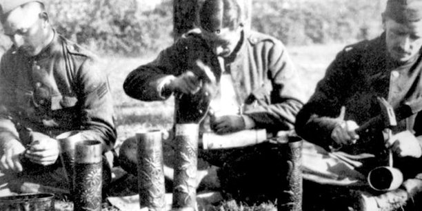 Soldats belges décorant des douilles d’obus.