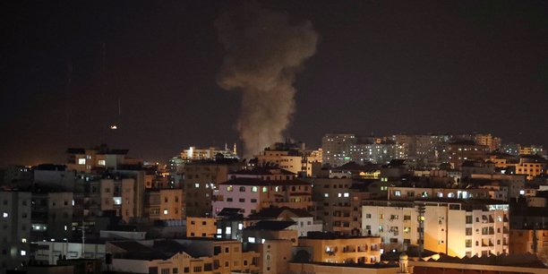 Centaines de roquettes contre israel, raids israeliens en represailles[reuters.com]