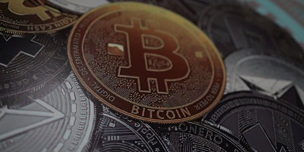 Le bitcoin touche un creux d'un an[reuters.com]