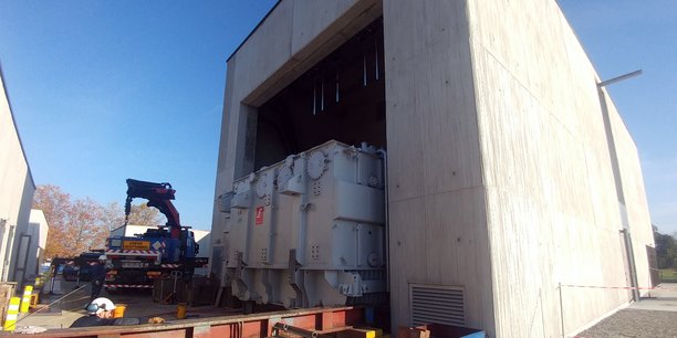 Le transformateur de 87 tonnes a été glissé, ce 15 novembre, à son emplacement définitif à l'intérieur du poste source.
