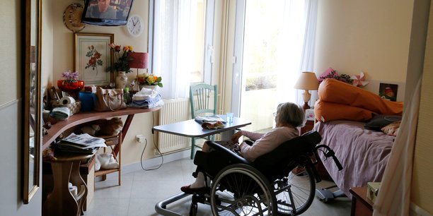 Le gouvernement revendique une réforme systémique pour un virage domiciliaire, permettant aux personnes âgées de rester le plus longtemps possible chez elles.