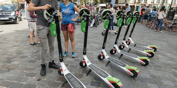 La Ville de Paris a, elle, limité dès l'été 2019 la vitesse des trottinettes électriques à 20 km/h et interdit leur stationnement sur les trottoirs.