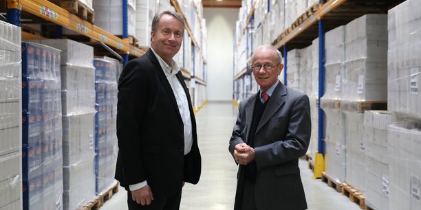 Eric Sarrat, à droite, au côté de Bernard Legoueix, directeur commercial de la Biscuiterie Poult, à Montauban, autre grand client de GT Logistics.