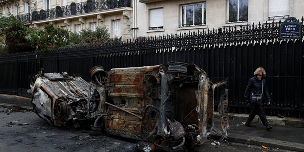 Paris decouvre les degats apres les violences de samedi[reuters.com]