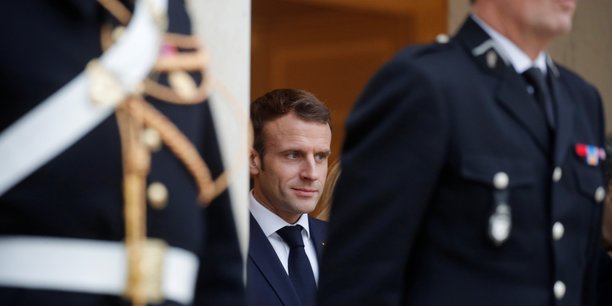 Macron plus impopulaire que hollande, selon un sondage[reuters.com]