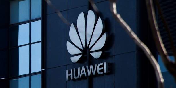 Huawei est le premier fournisseur au monde d'équipements de réseaux de télécommunications et le deuxième fabricant mondial de smartphones, avec un chiffre d'affaires d'environ 92 milliards de dollars (81 milliards d'euros) en 2017.