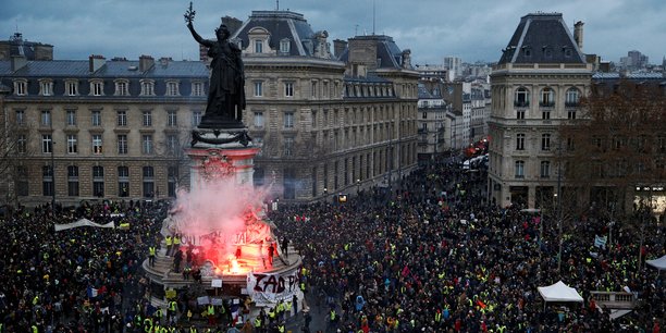 Le chef de l'État rencontrera les partenaires sociaux lundi à 10H00, après la nouvelle journée d'action des gilets jaunes qui a réuni environ 136.000 manifestants dans toute la France.