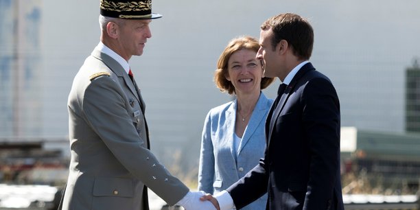 Le général François Lecointre, chef d'état-major des armées, Florence Parly, ministre des Armées, et Emmanuel Macron, président de la République, le 20 juillet 2017, lors de la visite de la base aérienne d'Istres, dans les Bouches-du-Rhône.