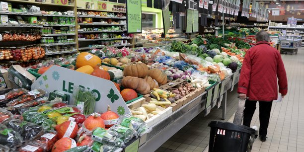 Si le prix des aliments bio continue de constituer un frein, son impact baisse: en 2020, 73% des personnes interrogées considèrent que les produits biologiques sont trop chers, contre 80% l'année précédente.