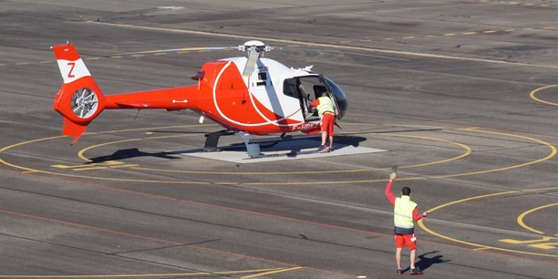 Un des 36 hélicoptères rouge et blanc d'HeliDax sur le tarmac de l'EALAT.