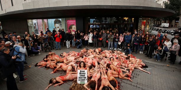 Manifestation contre l'utilisation de la fourrure et du cuir a barcelone[reuters.com]