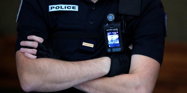 Files d'attente provoquees par les policiers aux aeroports de paris[reuters.com]