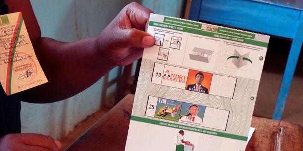 Malgré une certaine lassitude ambiante, les électeurs de la Grande Île ont pourtant dû faire un choix entre les frères ennemis, Andry Rajoelina et Marc Ravalomanana.