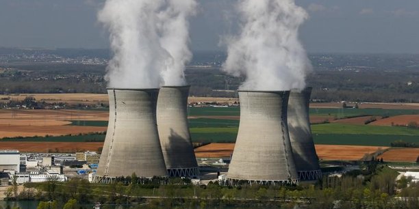 Les aéroréfrigérants d'une centrale nucléaire en France - Culltea