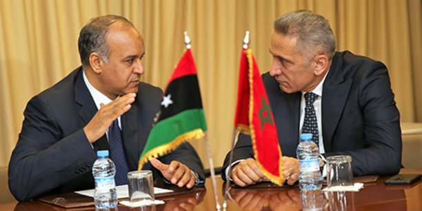 Moulay Hafid Elalamy (à droite) et son homologue libyen de l'économie et de l'industrie, Ali Al-Issaoui.