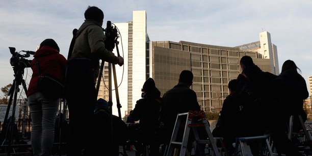 Les journalistes campent devant le centre de détention de Tokyo d'où pourrait sortir dans la journée Greg Kelly.