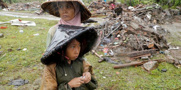 Selon un dernier bilan publié par les autorités indonésiennes, le tsunami qui a frappé l'Indonésie le week-end dernier a fait 426 morts, 40.000 personnes déplacées et 7.202 blessés.
