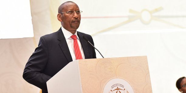 Le gouverneur de la Banque centrale du Rwanda, John Rwangombwa, a indiqué que le nouveau capital minimum libéré des banques commerciales a été fixé à 20 milliards de francs rwandais, contre 5 milliards de francs rwandais jusque-là.