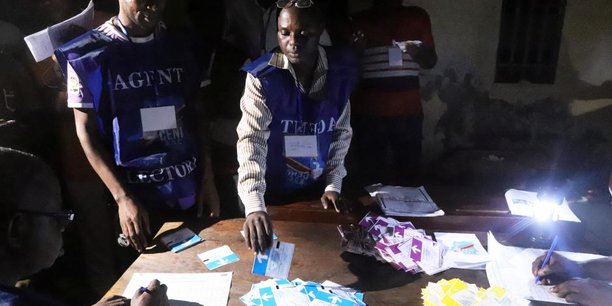 Dimanche dans la soirée, la CENI a déclaré n'avoir reçu que 53% des résultats du scrutin sur les quelque 75 000 bureaux de vote du pays.