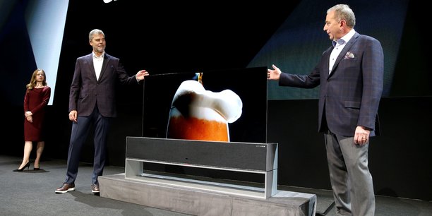 LG a dévoilé lundi le premier modèle de télévision enroulable à la veille de l'ouverture officielle du CES (Las Vegas, Etats-Unis).
