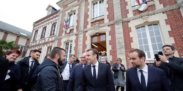 Le chef de l'Etat Emmanuel Macron et son ministre des Collectivités territoriales Sébastien Lecornu le 15 janvier à la sortie du conseil municipal de Gasny (Eure).