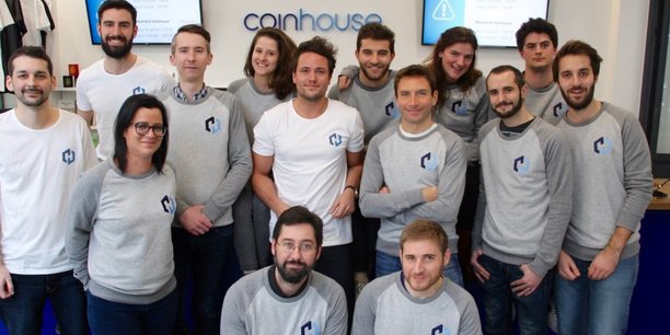 L'équipe de Coinhouse, qui emploie une trentaine de personnes, ici dans la boutique au centre de Paris, l'ex-Maison du Bitcoin, ouverte au printemps 2014.