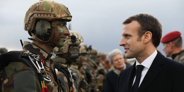 Avant son discours, Emmanuel Macron est allé à la rencontre des soldats du 1er RTP basée à Cugnaux (Haute-Garonne).