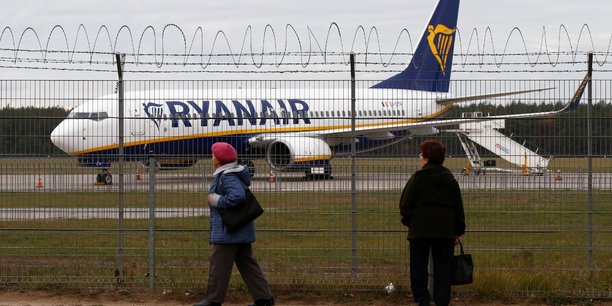 Ryanair abaisse a nouveau son objectif avec le recul des tarifs[reuters.com]