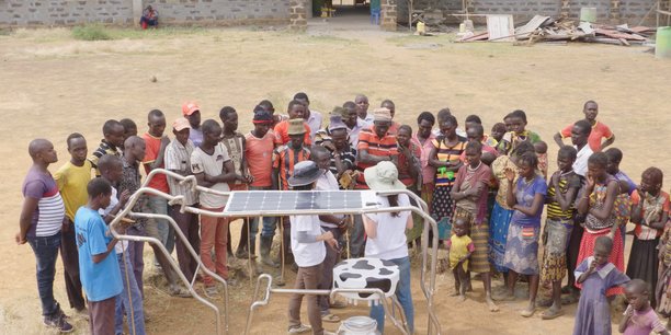 Une installation en forme de vache pour recharger les portables, proposée par Solar Cow aux ruraux des pays pauvres... qui scolarisent leurs enfants.