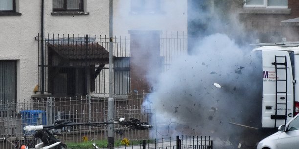 Explosion a londonderry quand l'armee intervenait dans un vehicule suspect[reuters.com]