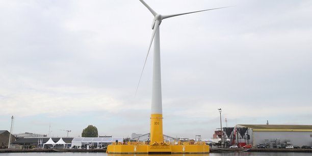 L'éolienne offshore dans le port de Saint-Nazaire.