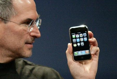 Steve Jobs présentant le premier iPhone. Copyright Reuters