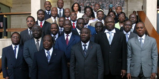 L'ancien président Laurent Gbagbo (à droite, premier plan) ; le vice-président et Premier ministre, Charles Konan Banny (à gauche, premier plan), et les membres de l'Exécutif désigné à la fin du mois de décembre 2005.