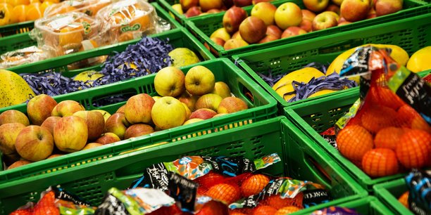 Sur un an, les prix de l'alimentation augmentent de 3,6% en février, après +5,7% en janvier, ralentissant ainsi pour le onzième mois consécutif.
