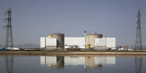 Les deux réacteurs de 900 mégawatts, en service depuis 1977, devaient être arrêtés lors du démarrage du réacteur EPR de Flamanville, conformément à la loi de 2015, mais l'Etat et EDF ont finalement fixé une date, au vu des retards accumulés par le chantier de la centrale normande.