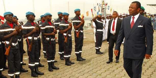 Alain Mebe Ngo'O, alors ministre de la Défense, passant en revue un détachement de l'armée camerounaise, le 18 juin 2012 à la base navale de Douala.