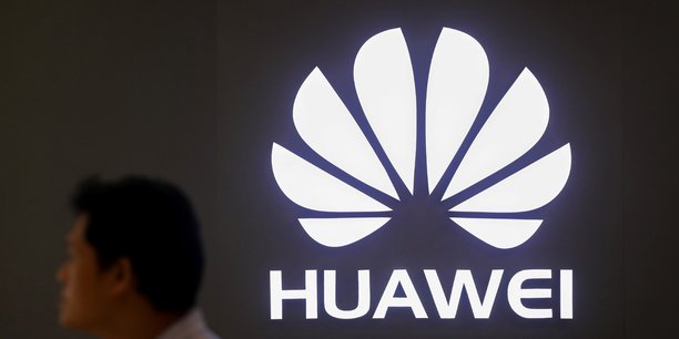 Le nouveau smartphone pliable de Huawei propose un écran de 6,6 pouces (16,8 cm) à l'avant, légèrement plus grand que celui d'un iPhone Xs Max, et de 6,3 pouces (16 cm) à l'arrière qui, une fois dépliés, permettent d'obtenir une mini-tablette avec un écran de 8 pouces (20,3 cm).