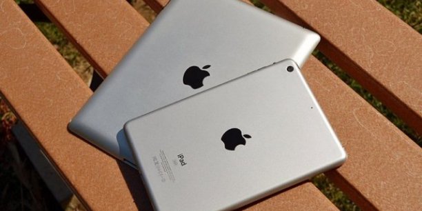 Un faux iPad mini comparé à un iPad au format actuellement en vente.