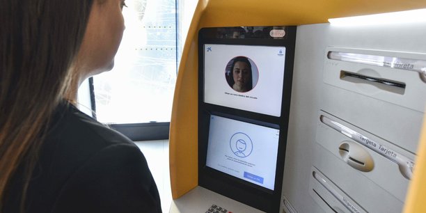 Caixa Bank a travaillé avec Fujitsu et la startup espagnole FacePhi pour élaborer son dispositif de reconnaissance faciale intégré au distributeur automatique de billets.