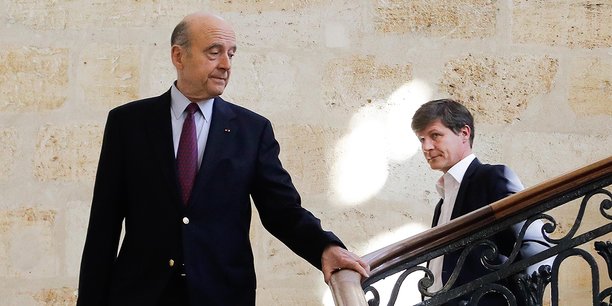 Alain Juppé au premier plan et Nicolas Florian au second plan (à gauche), jeudi lors de l'annonce officielle du retrait du maire de Bordeaux