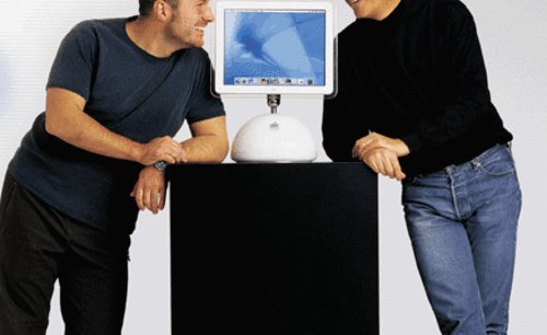 Jony Ive, le designer star d'Apple, ici avec Steve Jobs, prend du galon en supervisant aussi les interfaces. Copyright Reuters