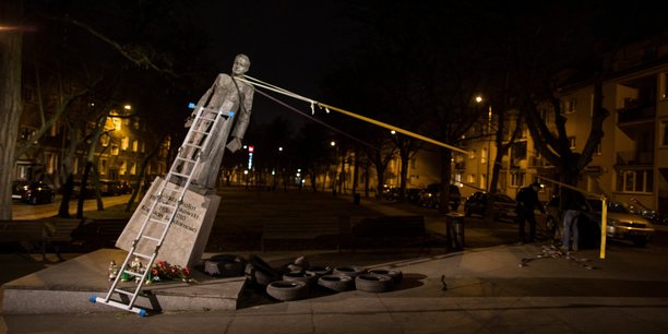 La statue d'un pretre soupconne de pedophilie renversee a gdansk[reuters.com]