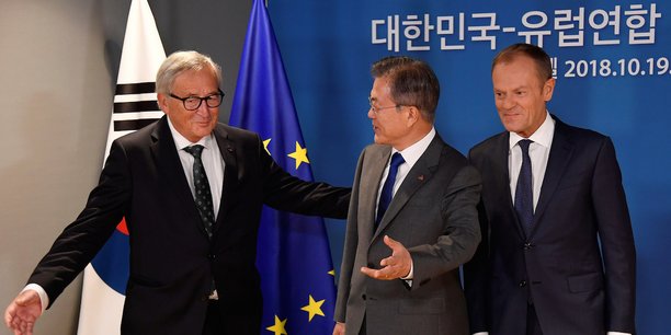 Jean-Claude Juncker, président de la Commission européenne, et Donald Tusk, président du Conseil européen, reçoivent le président sud-coréen Moon Jae-in, lors du sommet UE-République de Corée, à Bruxelles le 19 octobre 2018. L'accord de libre-échange signé entre les deux parties a permis à l'Europe de voir la part de ses exportations vers le pays asiatique passer de 9% à 13%.